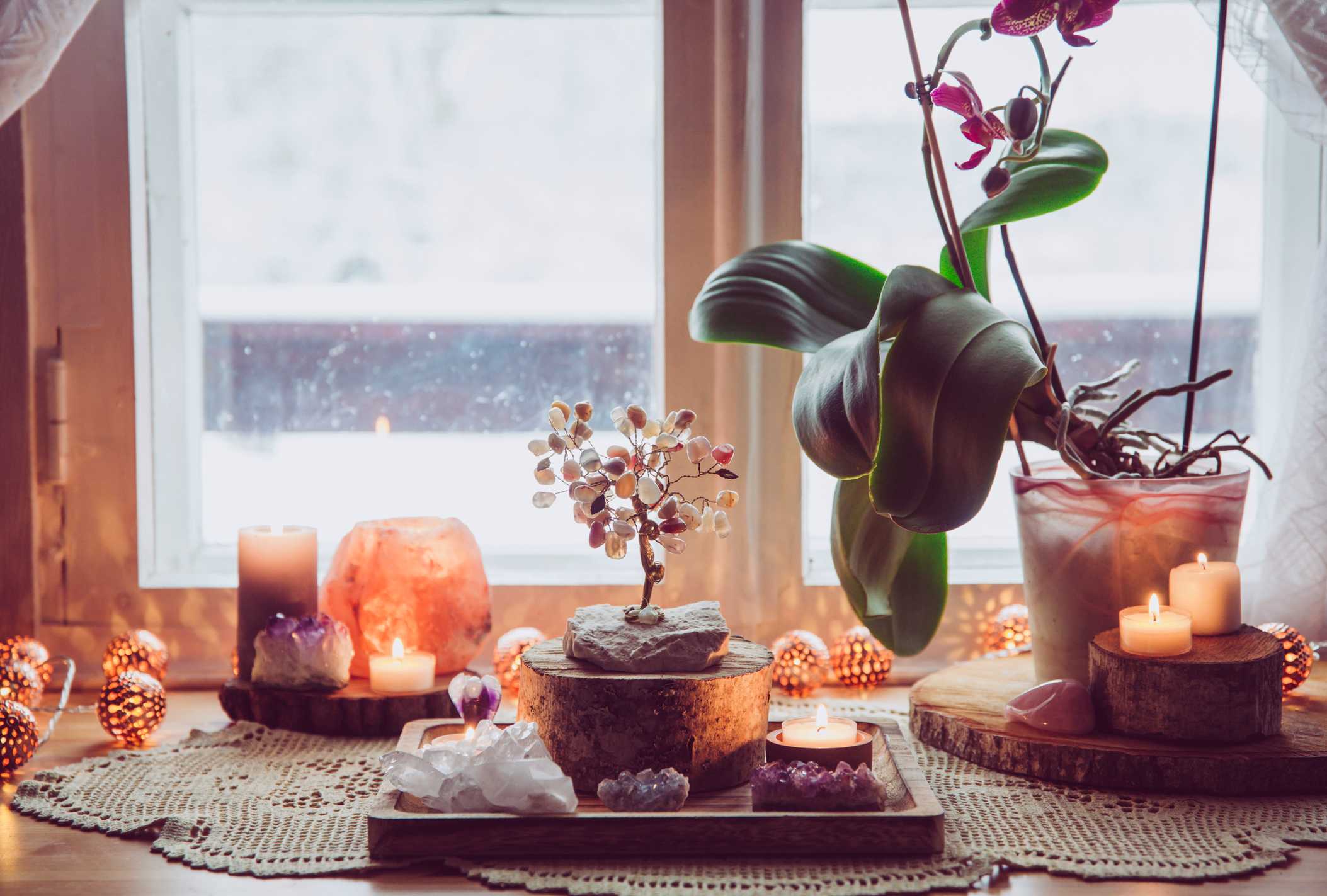 Velas acessas com uma árvore feita de pedras