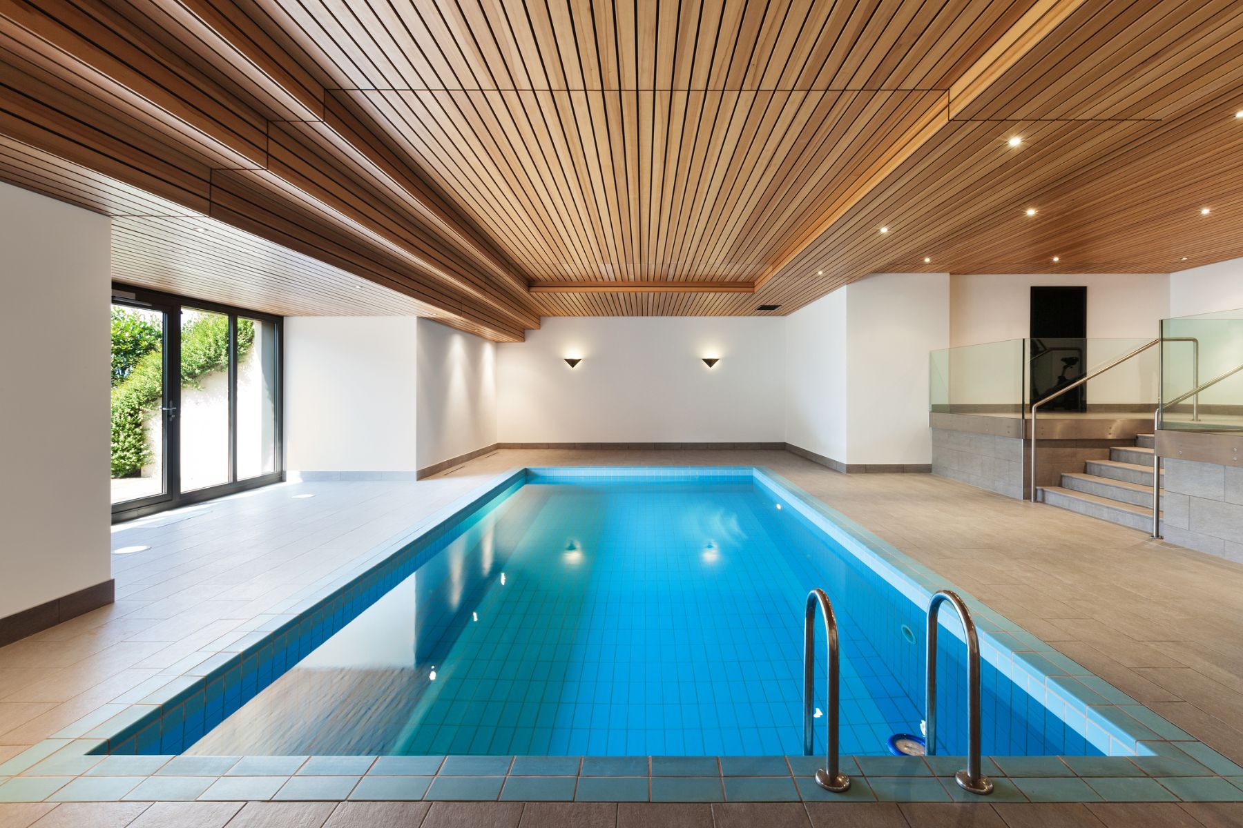 Veja 7 vantagens da piscina coberta em condomínio!
