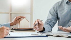 Aluguel para negativados: quais as condições para alugar nesse caso?